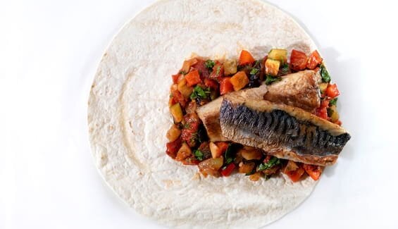 Wrap med stekt makrell og ratatouille