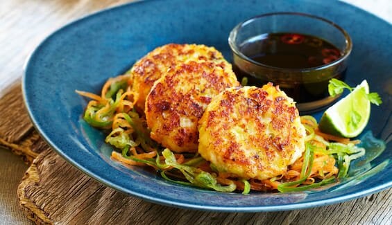 Fiskekaker av steinbit med grønnsaksstrimler