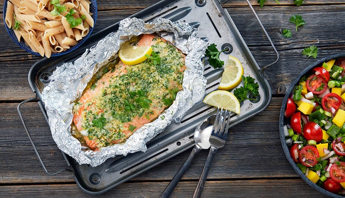 Bakt laks marinert i sitronskall, parmesan og persille