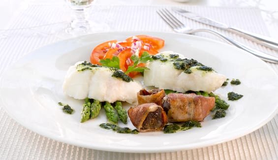 Ovnsbakt torsk med bacondadler og pesto