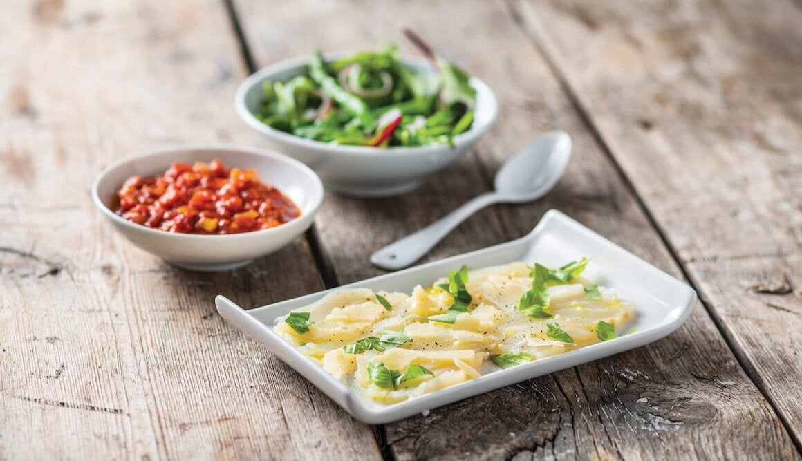 Klippfiskcarpaccio med tomatsalsa og aspargessalat