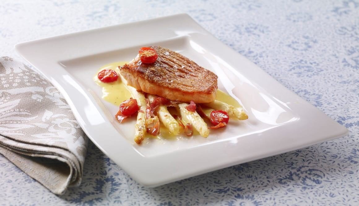 Sprøstekt laks med asparges, skinke og smørsaus