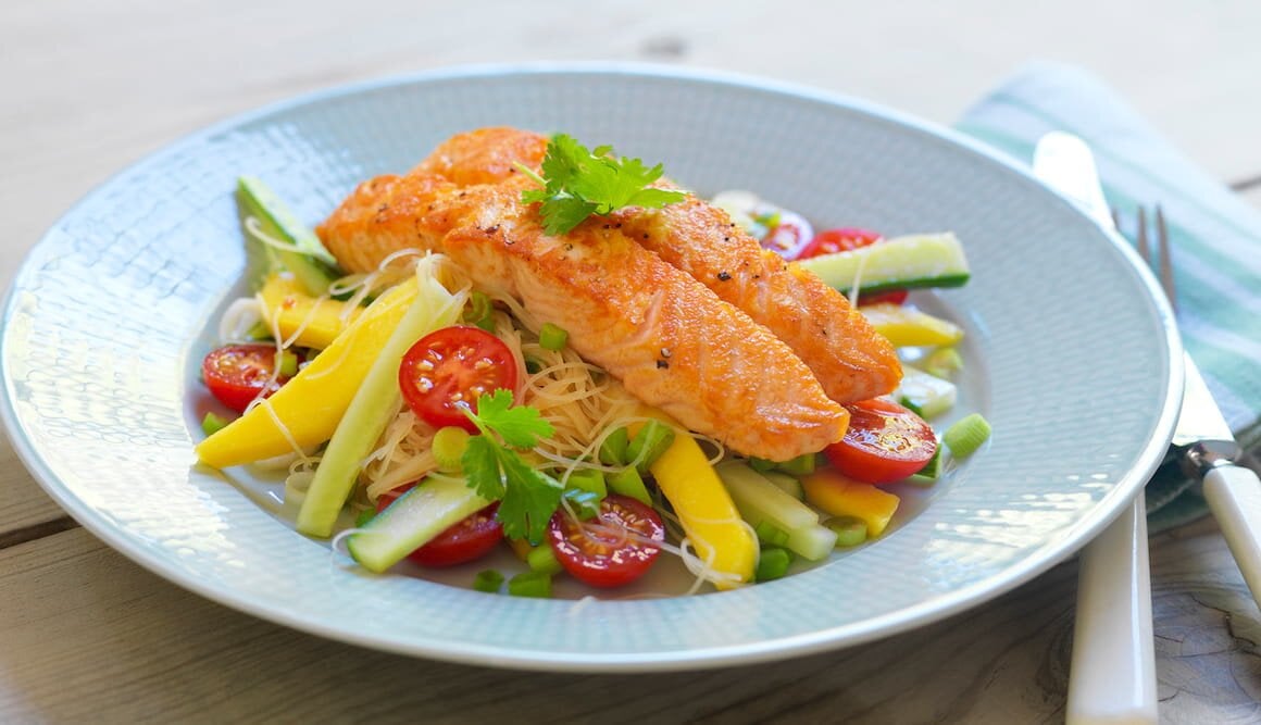 Nudelsalat med stekt laksefilet