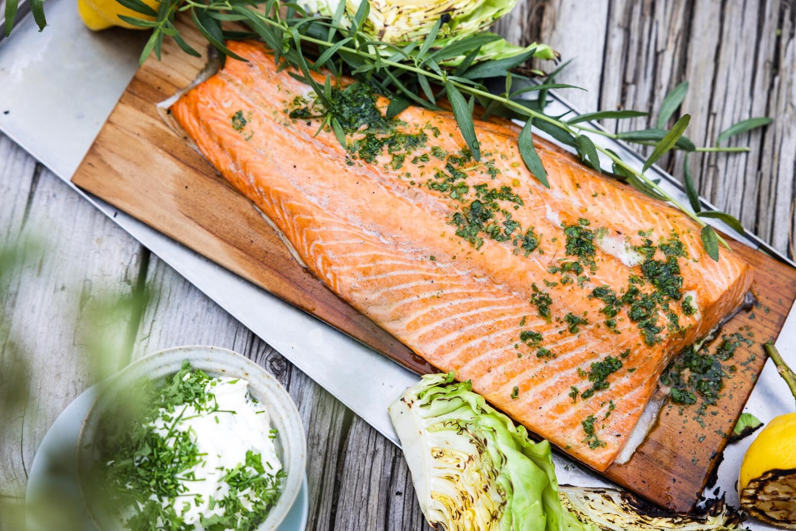 Grillet ørret på planke