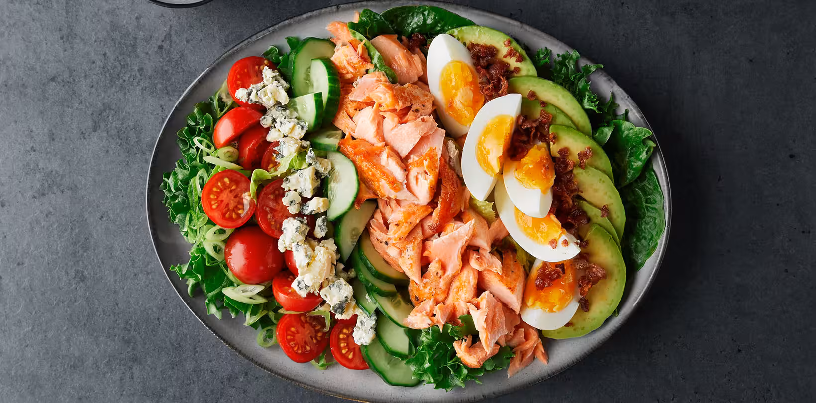 Cobb-salat med ørret