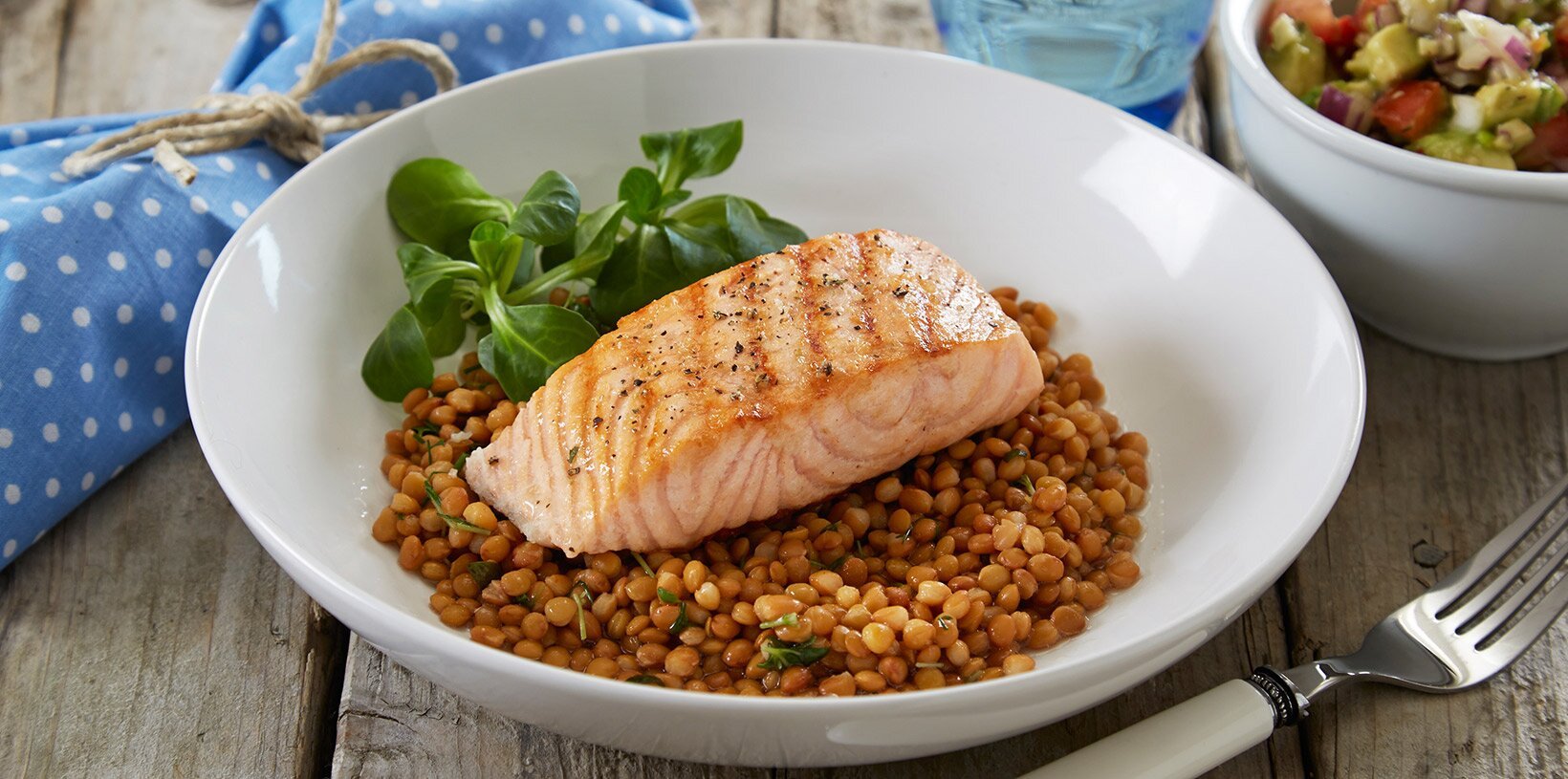 Grillet ørret med avokadosalsa og lune linser