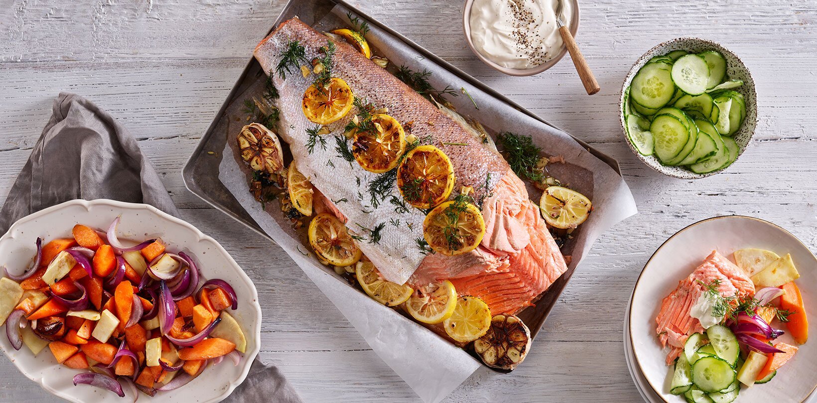 Helbakt ørret med agurksalat og rotgrønnsaker