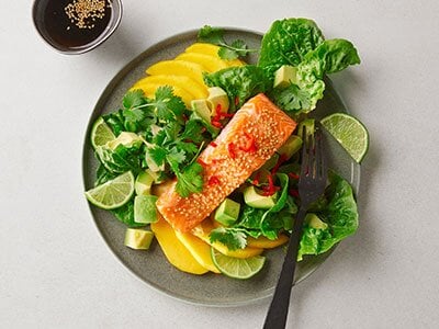 Bakt ørret med frisk salat