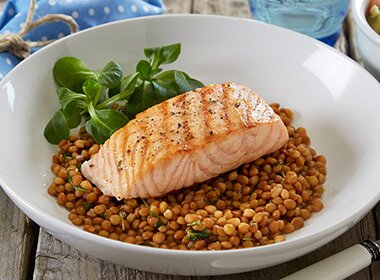 Grillet ørret med avokadosalsa og lune linser