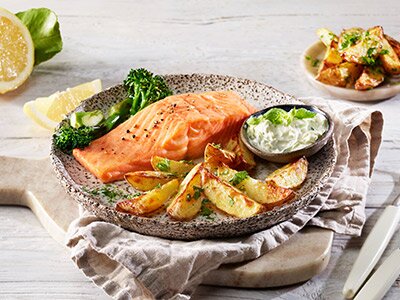 Ørret og potetbåter i airfryer med kremet agurksalat