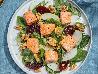 Ovnsbakt ørret med eple og rødbetsalat