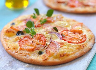 Pizza med røkt ørret og tomat