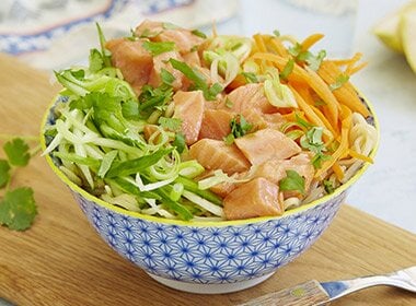 Poke med ørret og nudler