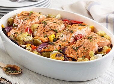 Ovnsbakt ørret med hvitløksgrønnsaker