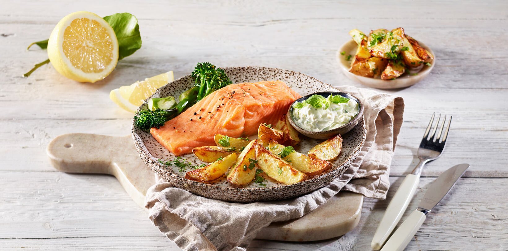 Ørret og potetbåter i airfryer med kremet agurksalat