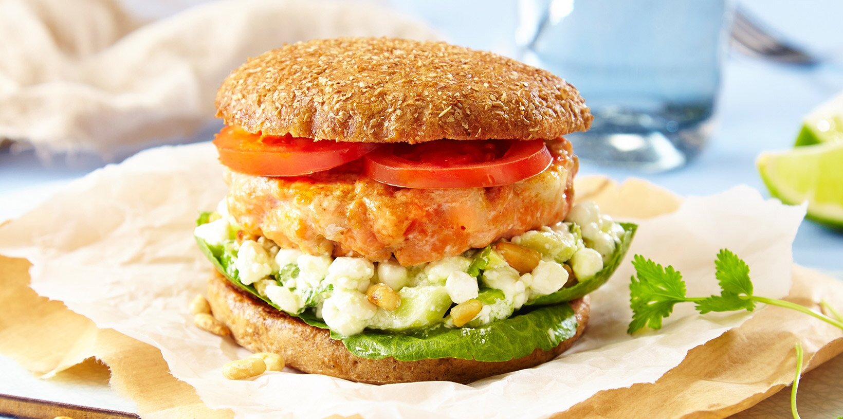 Ørretburger med cottage cheese-dressing