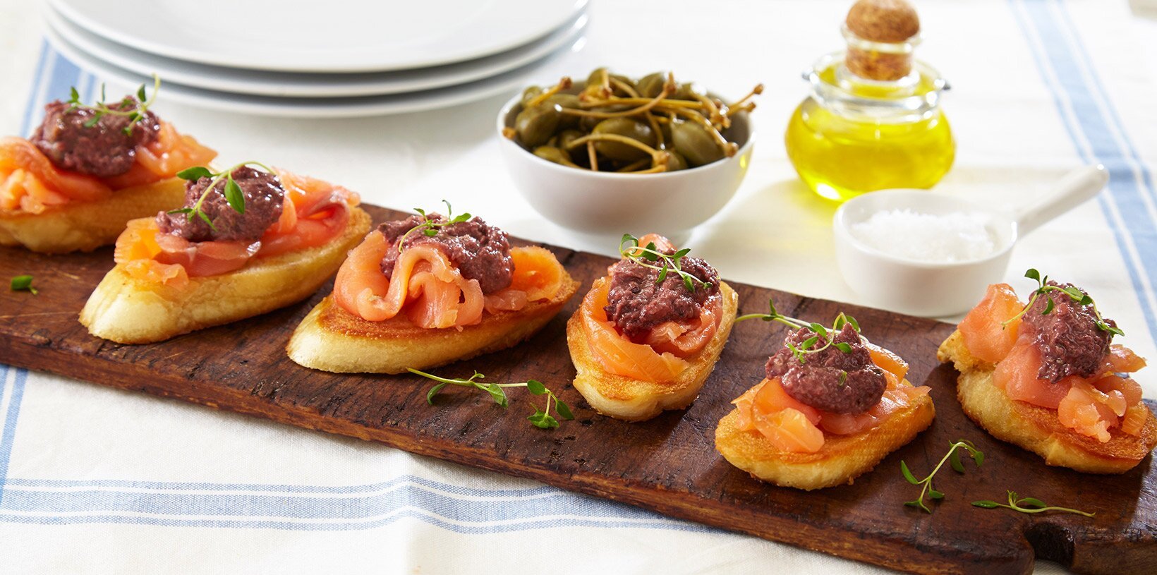 Røkt ørret og tapenade på bruschetta