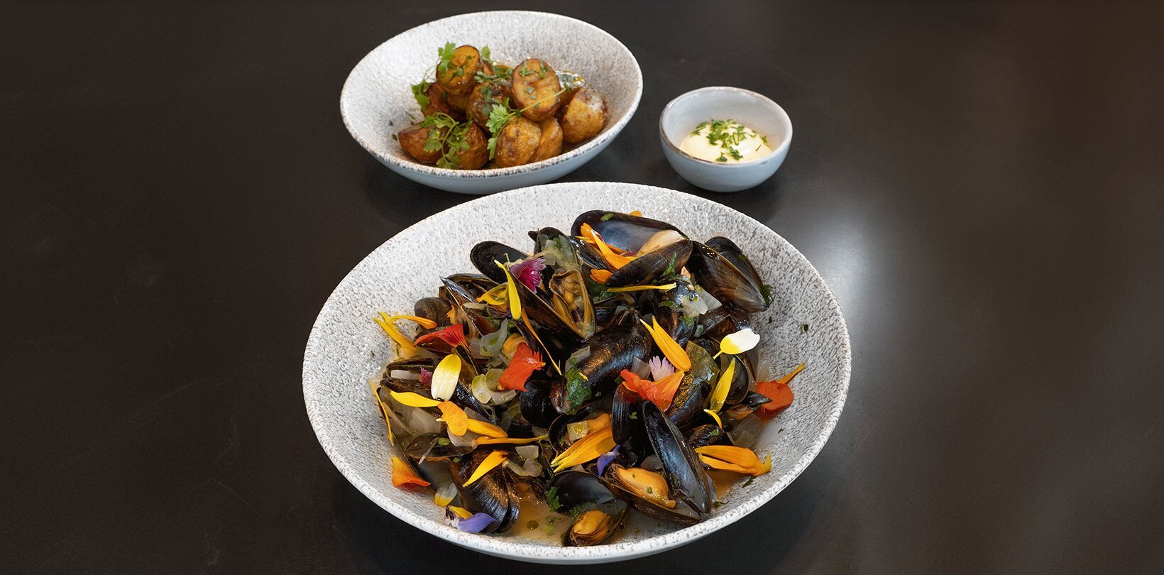 Blåskjell med eplesaus og sprøstekte poteter