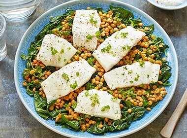 Ovnsbakt hyse med lune linser og spinat