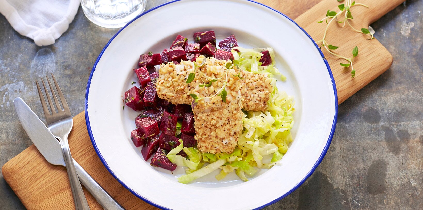 Nøttestekt hyse med rødbeter og kål