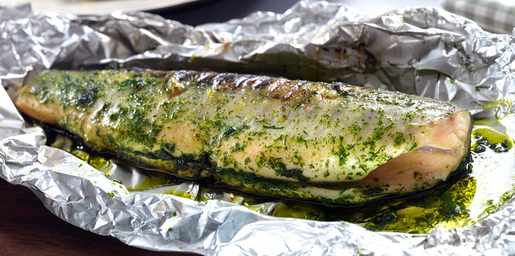 Grillet hel ishavsrøye med tomat- og fennikelsalsa