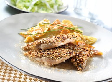 Nøttepanert ishavsrøye med potet- og pepperrotgrateng