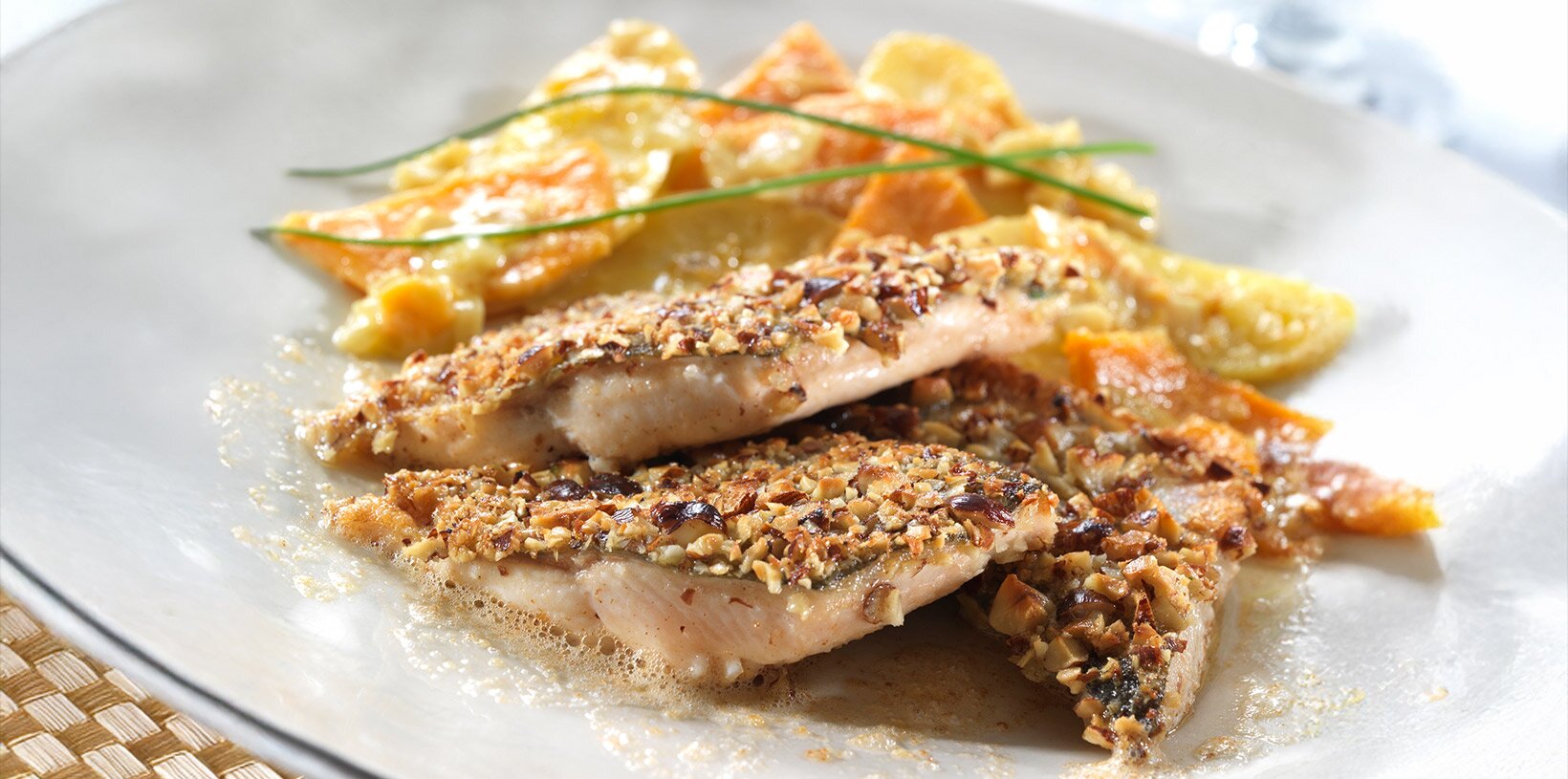 Nøttepanert ishavsrøye med potet- og pepperrotgrateng