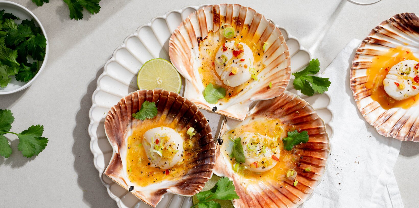 Smørstekt kamskjell med sweet chilisaus
