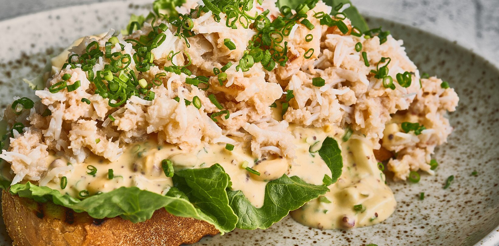 Grillet landbrød med krabbe og gribiche