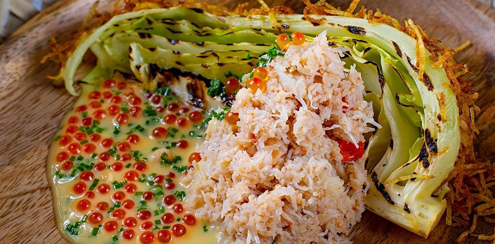 Grillet spisskål med krabbe, smørsaus og sprø potet