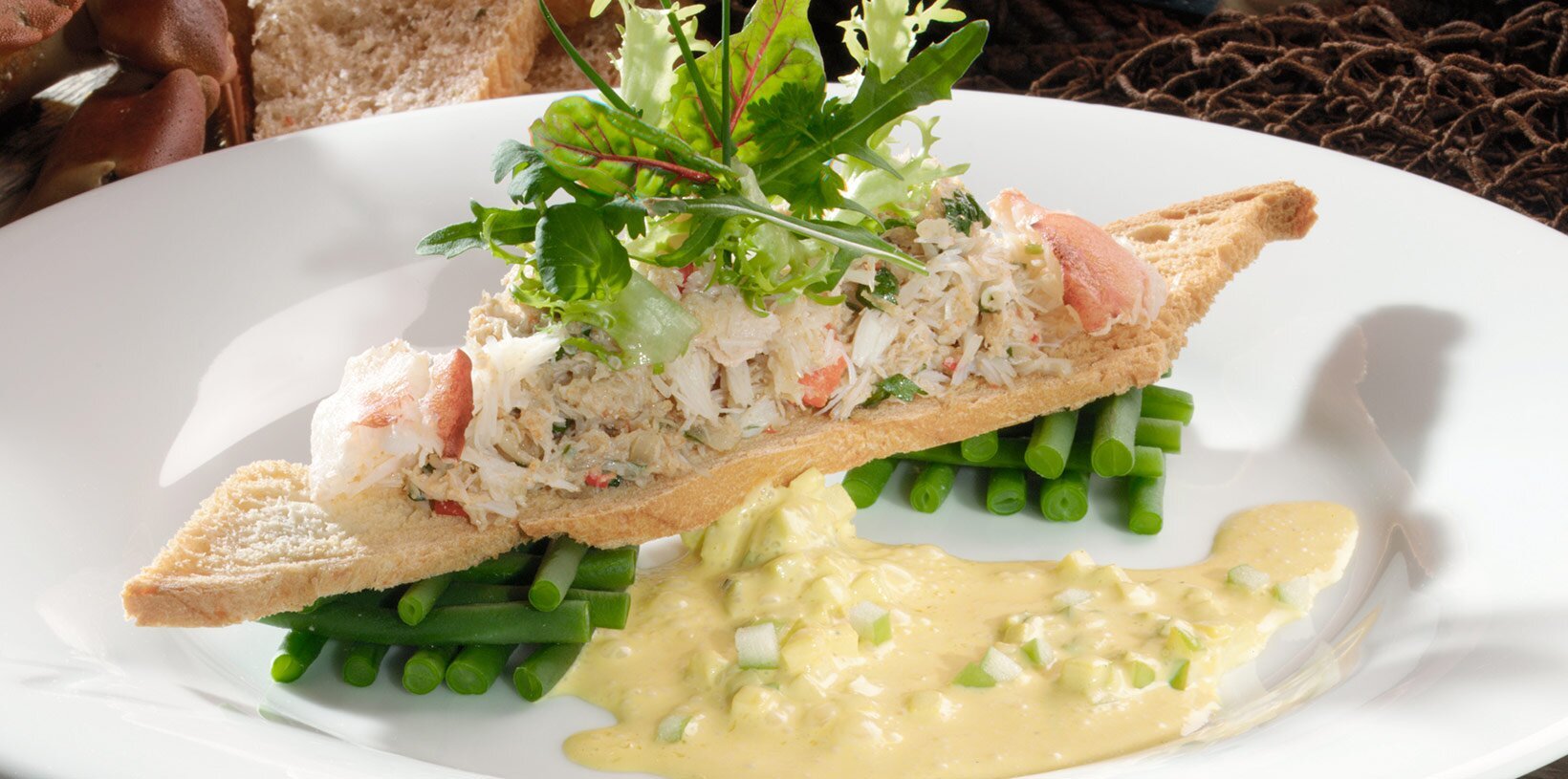 Krabbesalat med aspargesbønner og safrandressing