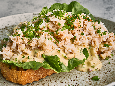 Grillet landbrød med krabbe og gribiche