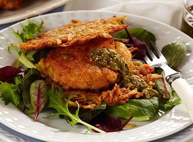 Krabbeburger med røstipoteter og pesto