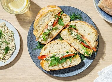 Sandwich med krabbesalat og tomater