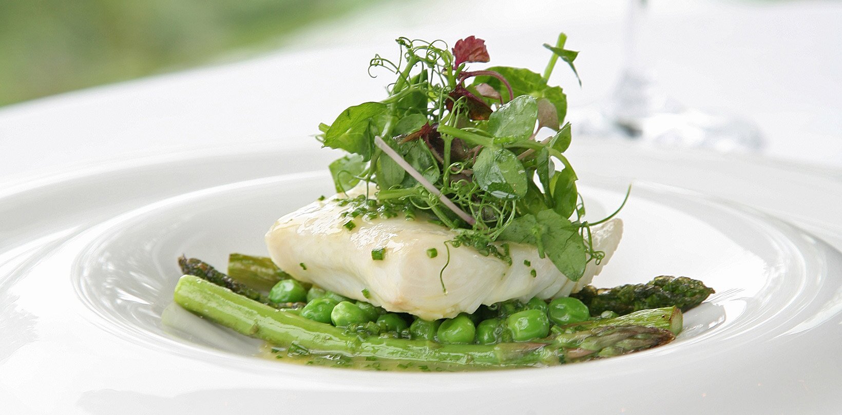 Kveite med friske grønnsaker