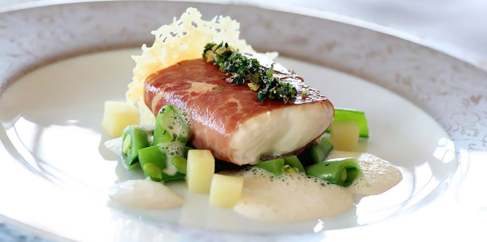 Kveite stekt med parmaskinke og kremet saus av parmesan