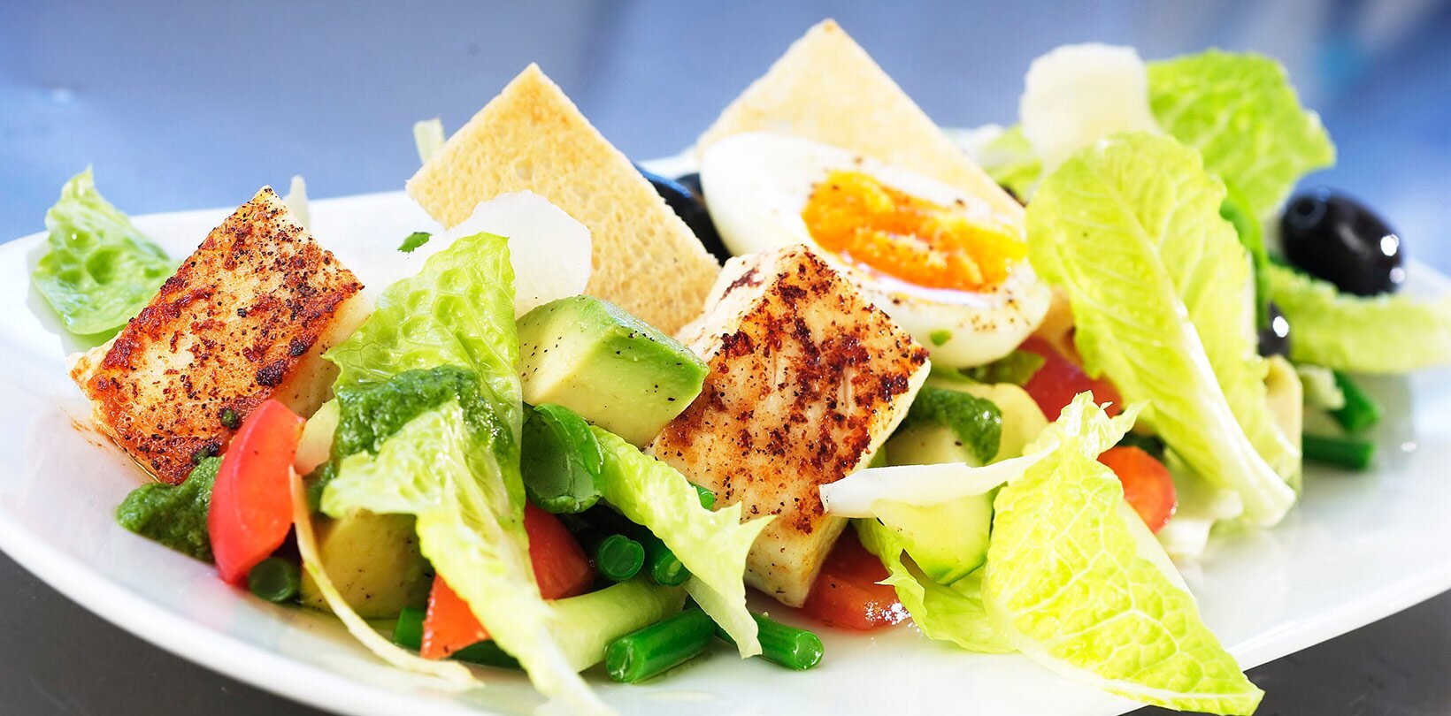 Salat med stekt kveite