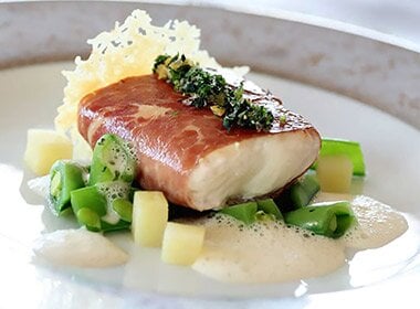 Kveite stekt med parmaskinke og kremet saus av parmesan