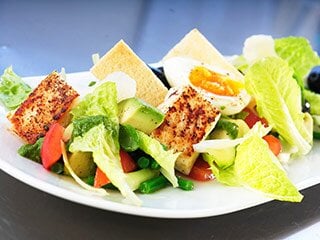 Salat med stekt kveite