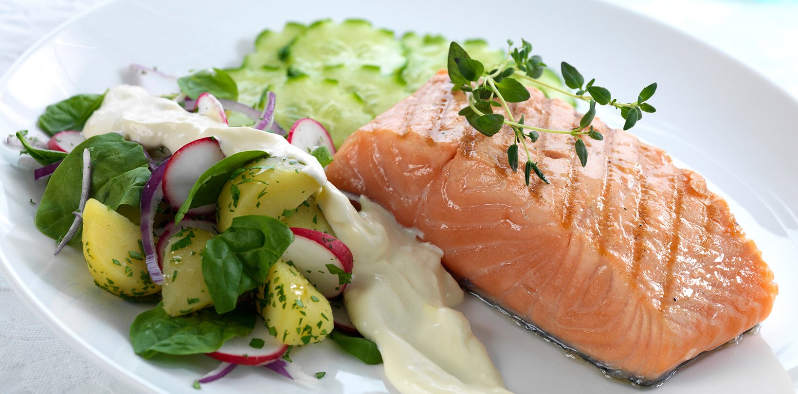 Grillet laks med agurksalat