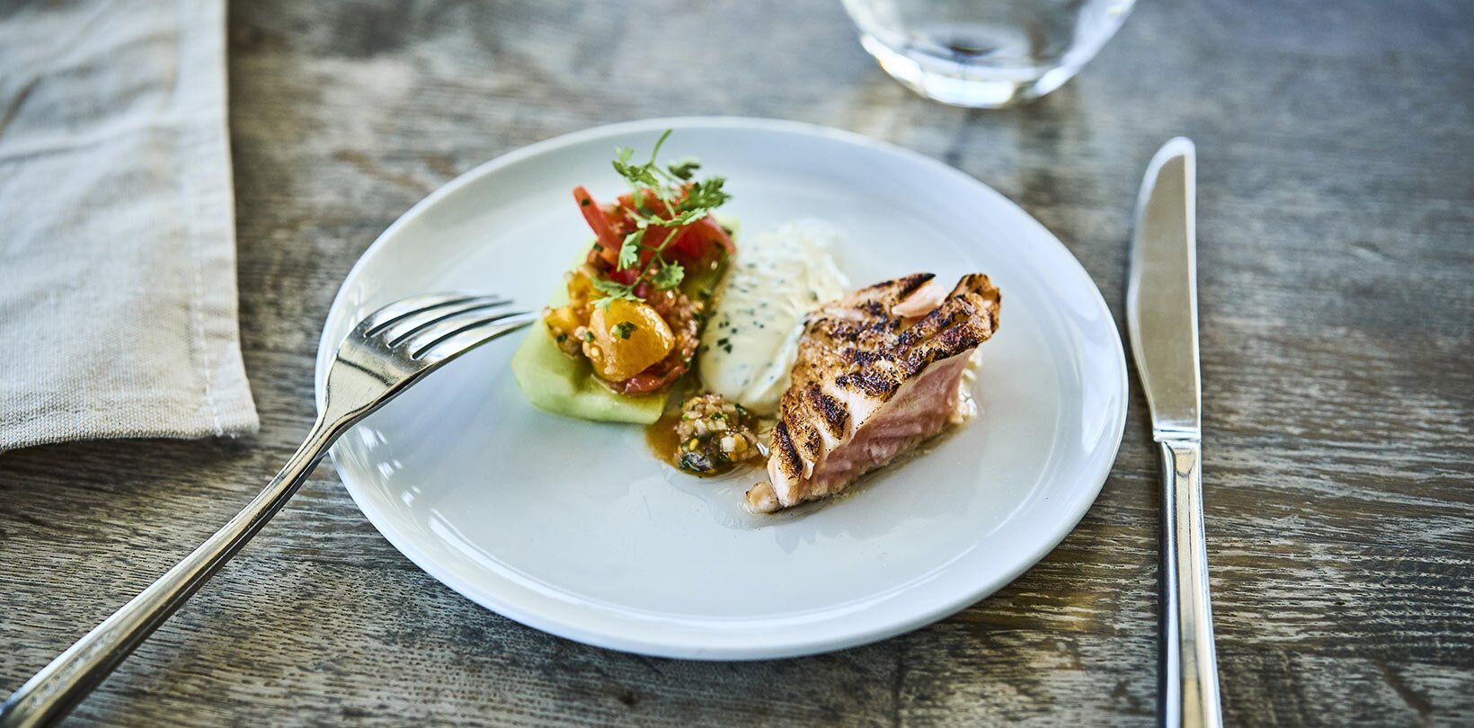 Grillet laks med tomatsalat og rømmedressing