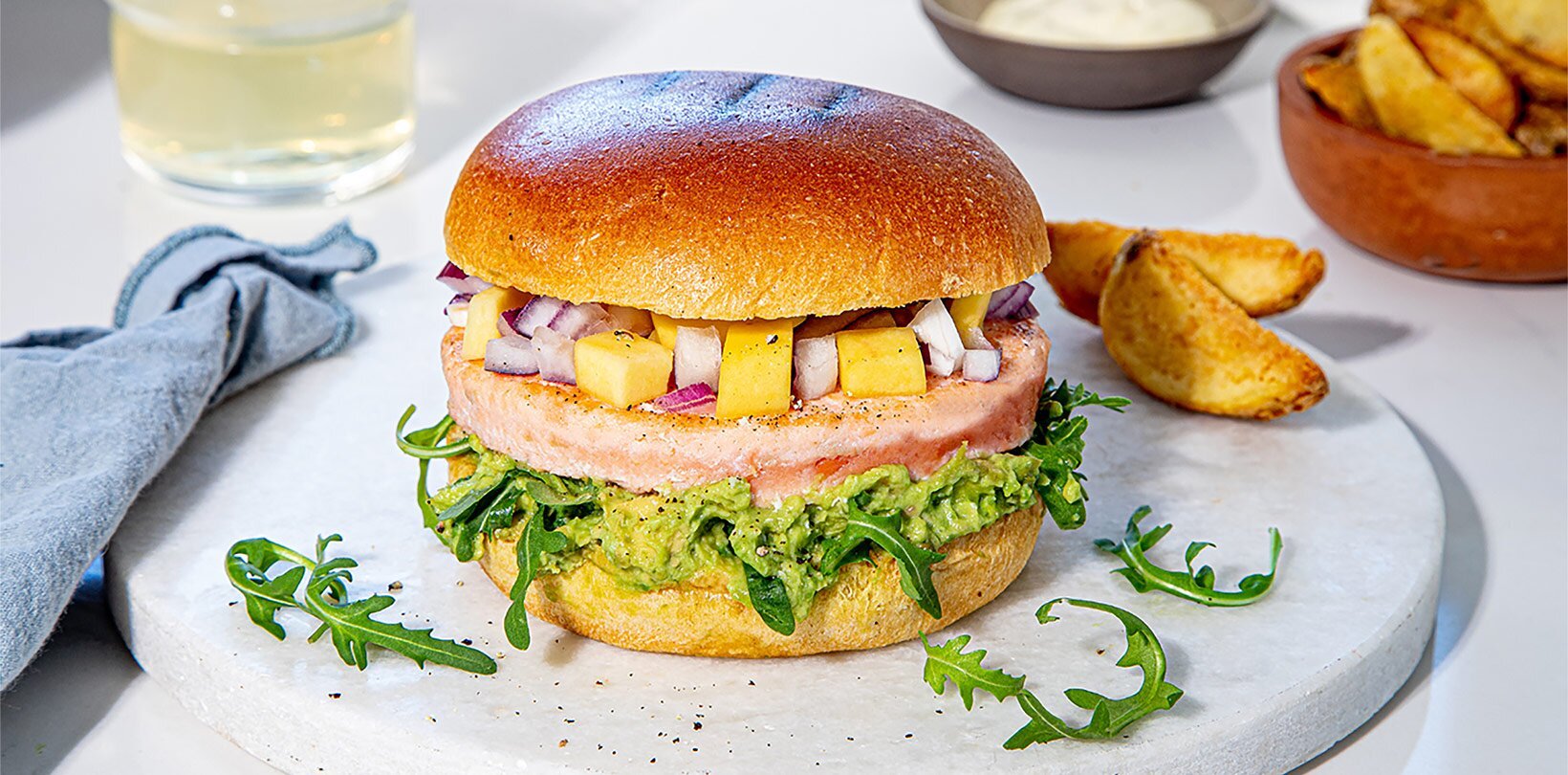 Grillet lakseburger med avokadokrem