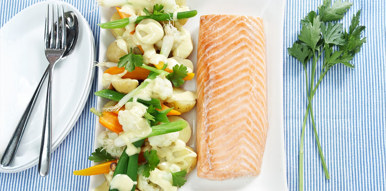 Bakt laksefilet med potet- og grønnsaksalat