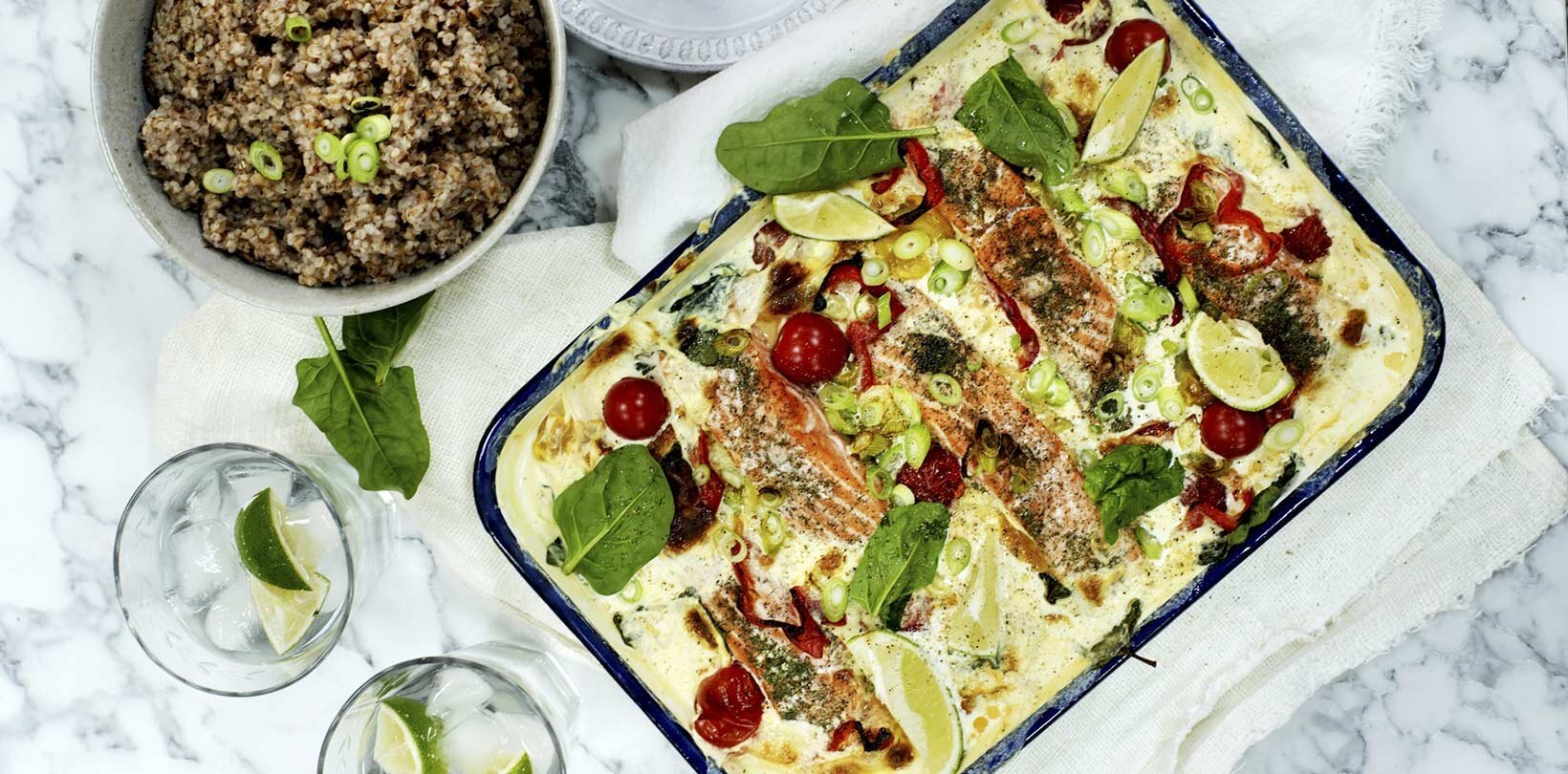 Kremet laks med cherrytomat og spinat