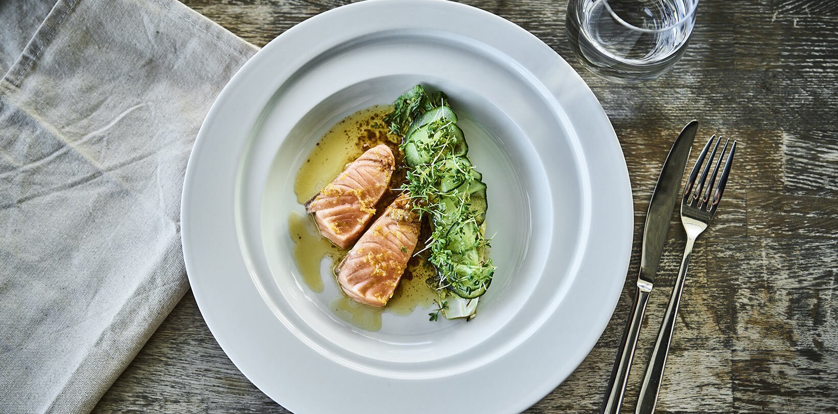 Laks med grillet hjertesalat, blomkål og syltet agurk