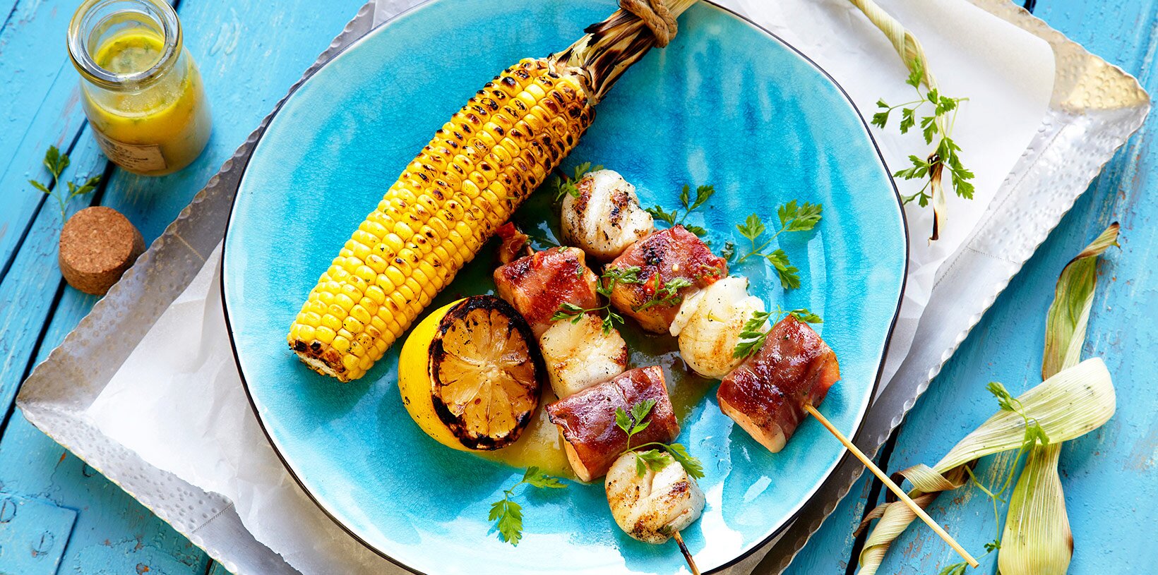 Grillspyd med laks, kamskjell og spekeskinke