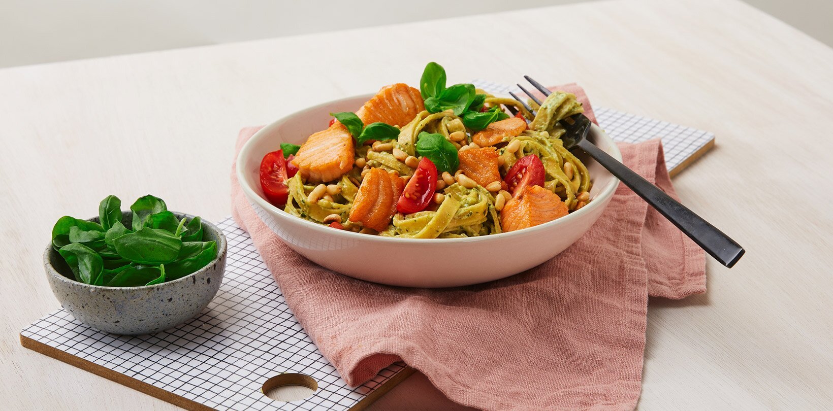 Pasta og laks med pesto