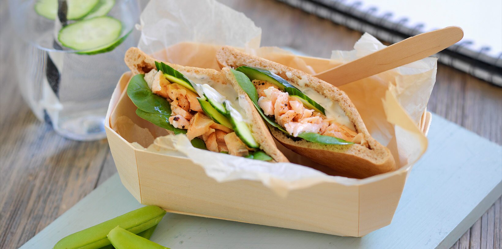 Grove pitabrød med laks og tzatziki