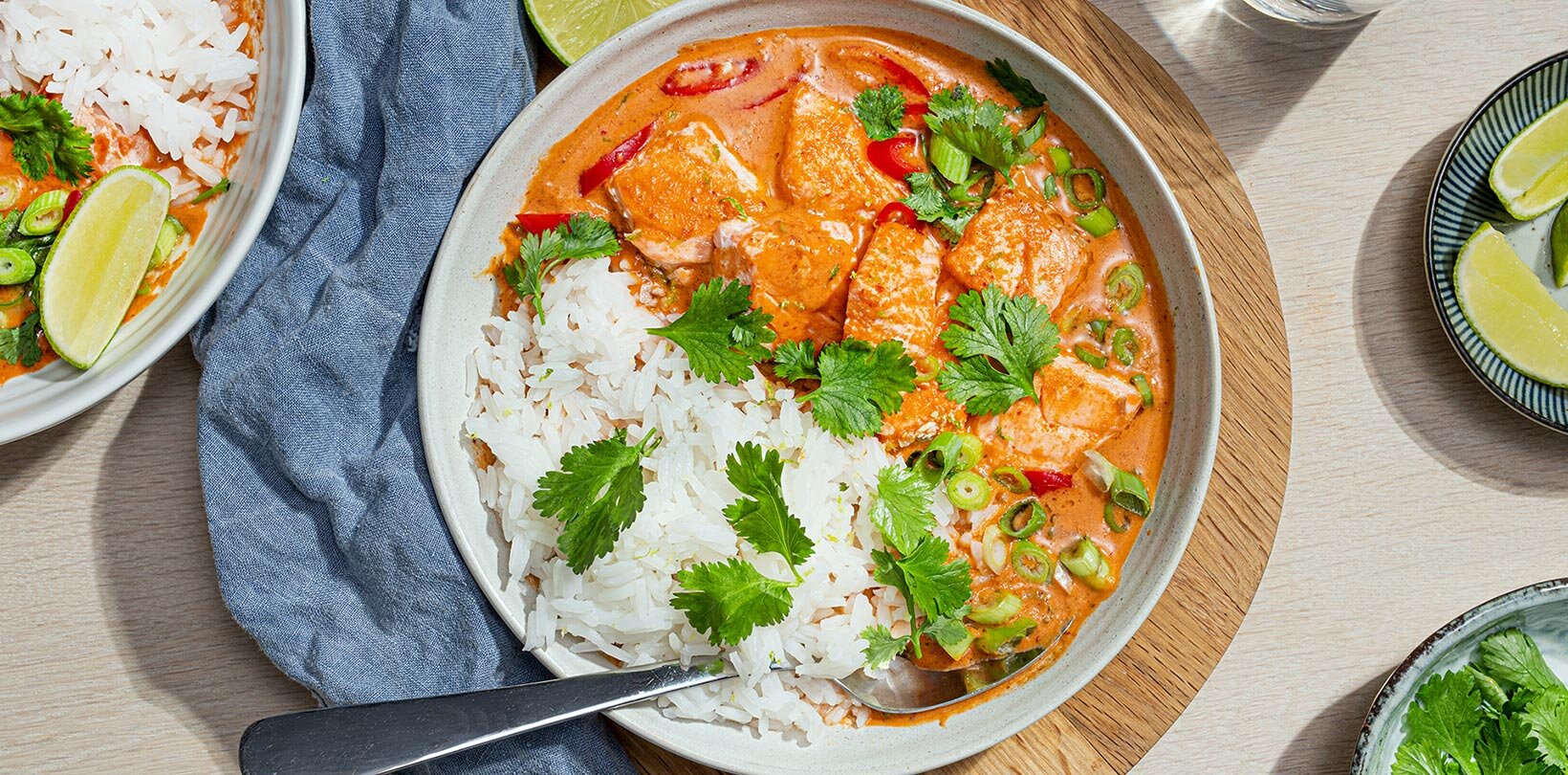 Laks med rød curry paste og kokosmelk 