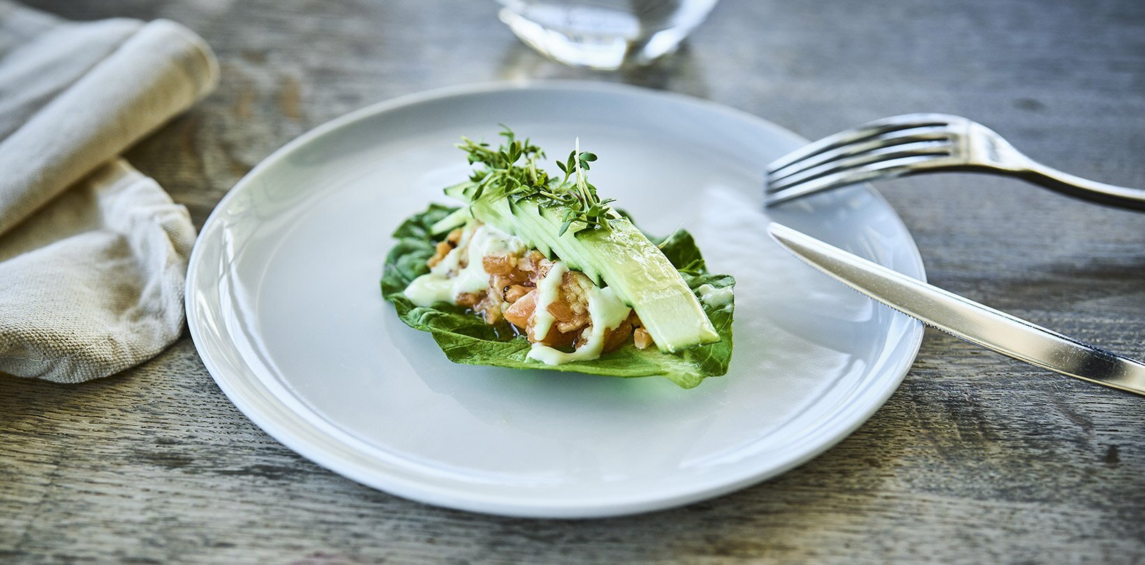 Laks tataki i hjertesalat